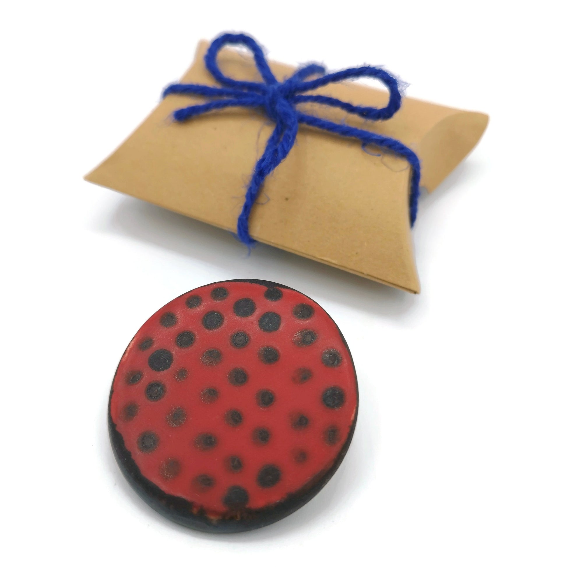 Red & Black Handmade Ceramic Brooch Pin For Woman, Round Clay Brooch For Her, Scarf Broach Pin, Jewelry Mothers Day Gift From Daughter - Ceramica Ana Rafael