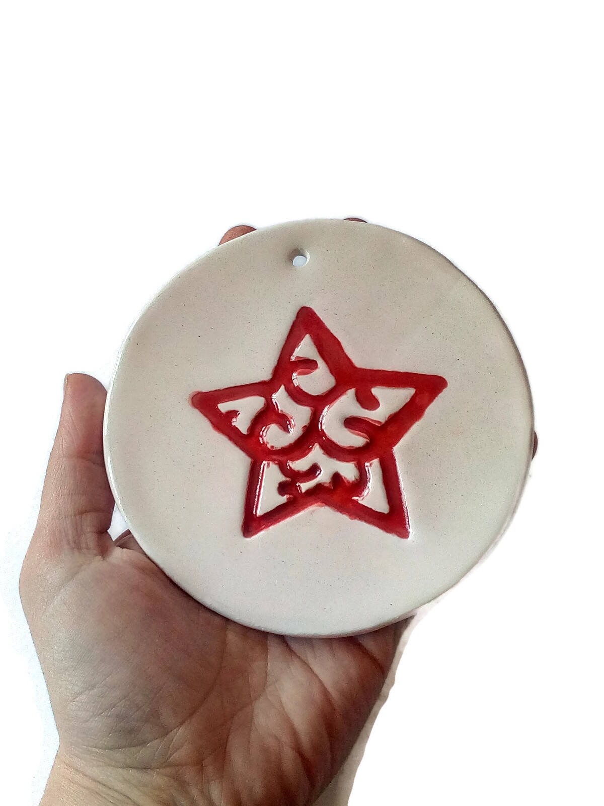 1Pc Red and White Handmade Ceramic Decorative Wall Hanging For Holiday Home Decor, Round Christmas Tree Ornament With Engraved Star - Ceramica Ana Rafael