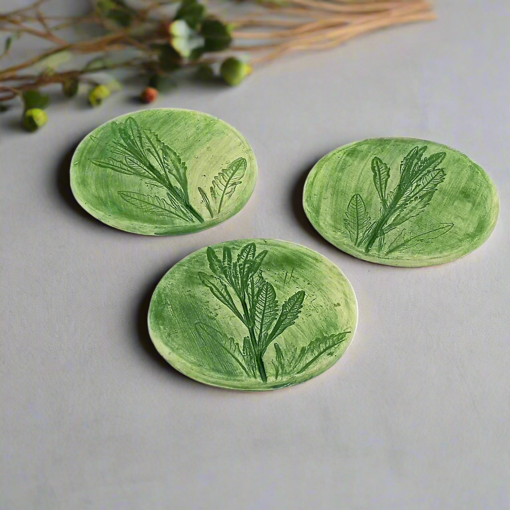 Posavasos de cerámica hechos a mano de 3 piezas, azulejos redondos con respaldo de corcho y diseño de hojas de lavanda verde, posavasos de cerveza, planta prensada moderna inusual