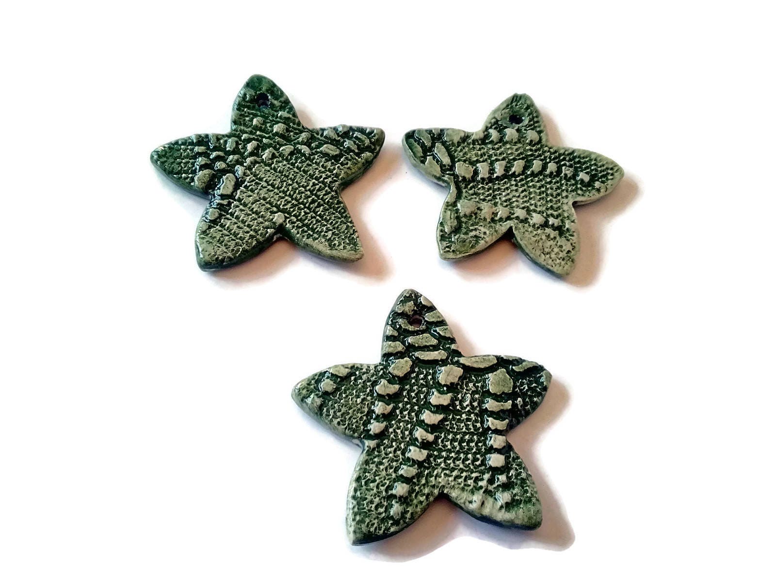 3Pcs Handmade Ceramic Green Star Shaped Ornament, Christmas Tree Ornaments, Clay Wall Hanging , Antique Look Designer Wall Art, Lace Texture - Ceramica Ana Rafael