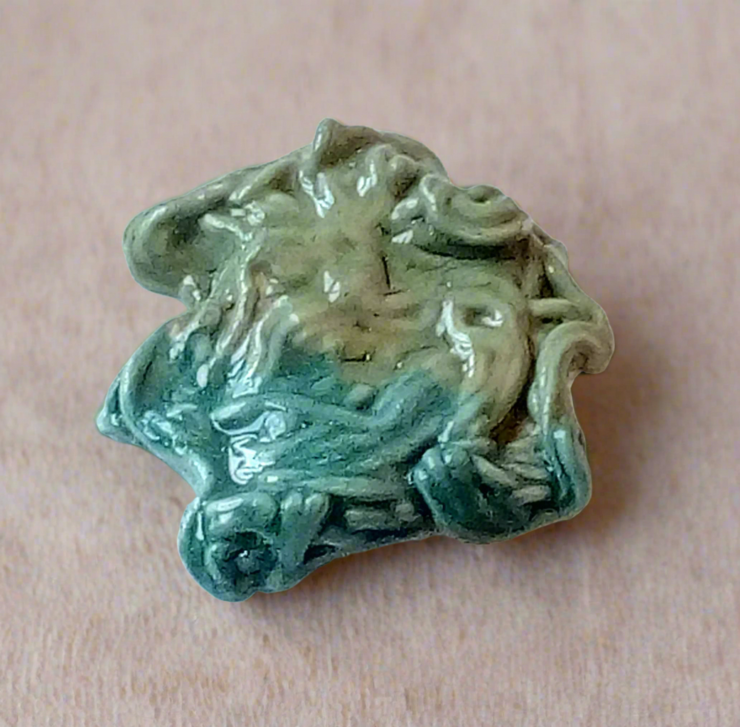 Broches verdes de forma irregular de cerámica hechos a mano para mujeres, regalos de Navidad para abuela, alfiler de brocha de arcilla para bufanda pequeña, regalo de cumpleaños para mamá