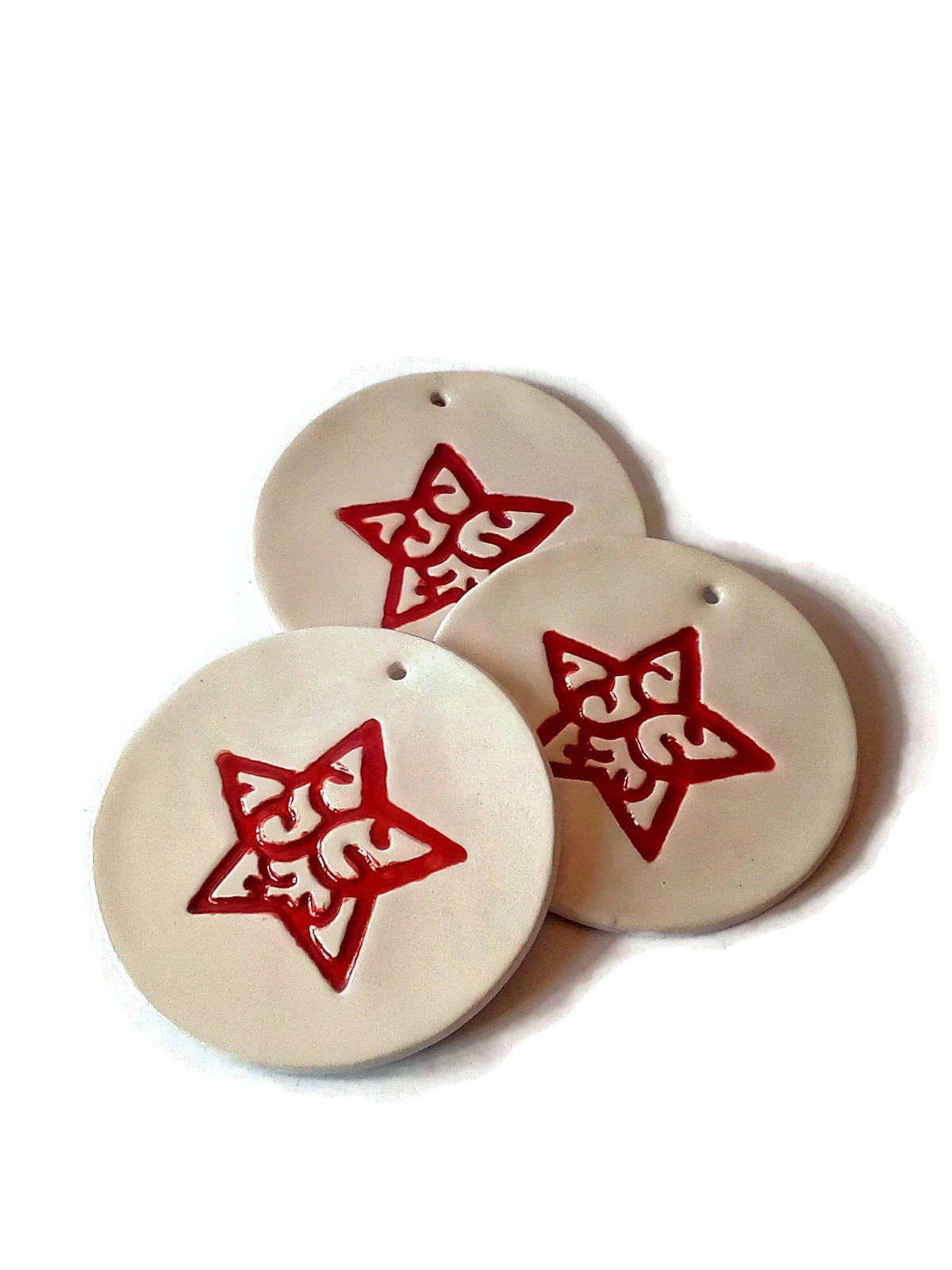 1Pc Red and White Handmade Ceramic Decorative Wall Hanging For Holiday Home Decor, Round Christmas Tree Ornament With Engraved Star - Ceramica Ana Rafael