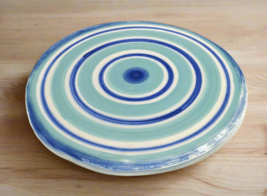 Trivet de azulejos grandes de cerámica hecho a mano para platos calientes, regalo de cocina de rayas blancas y azules pintado a mano, tabla de queso redonda de cerámica decorativa
