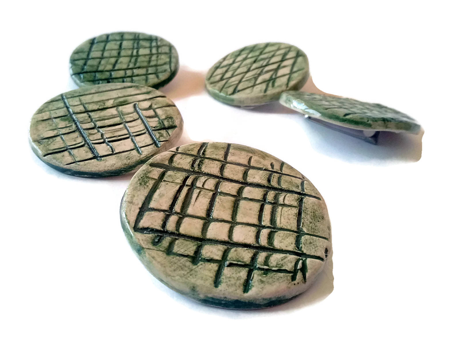 Handmade Ceramic Green Textured Brooch For Women, Round Shaped Clothing Brooch For Her, Lapel Pin Gift For Him, 9th Anniversary Gift Idea - Ceramica Ana Rafael