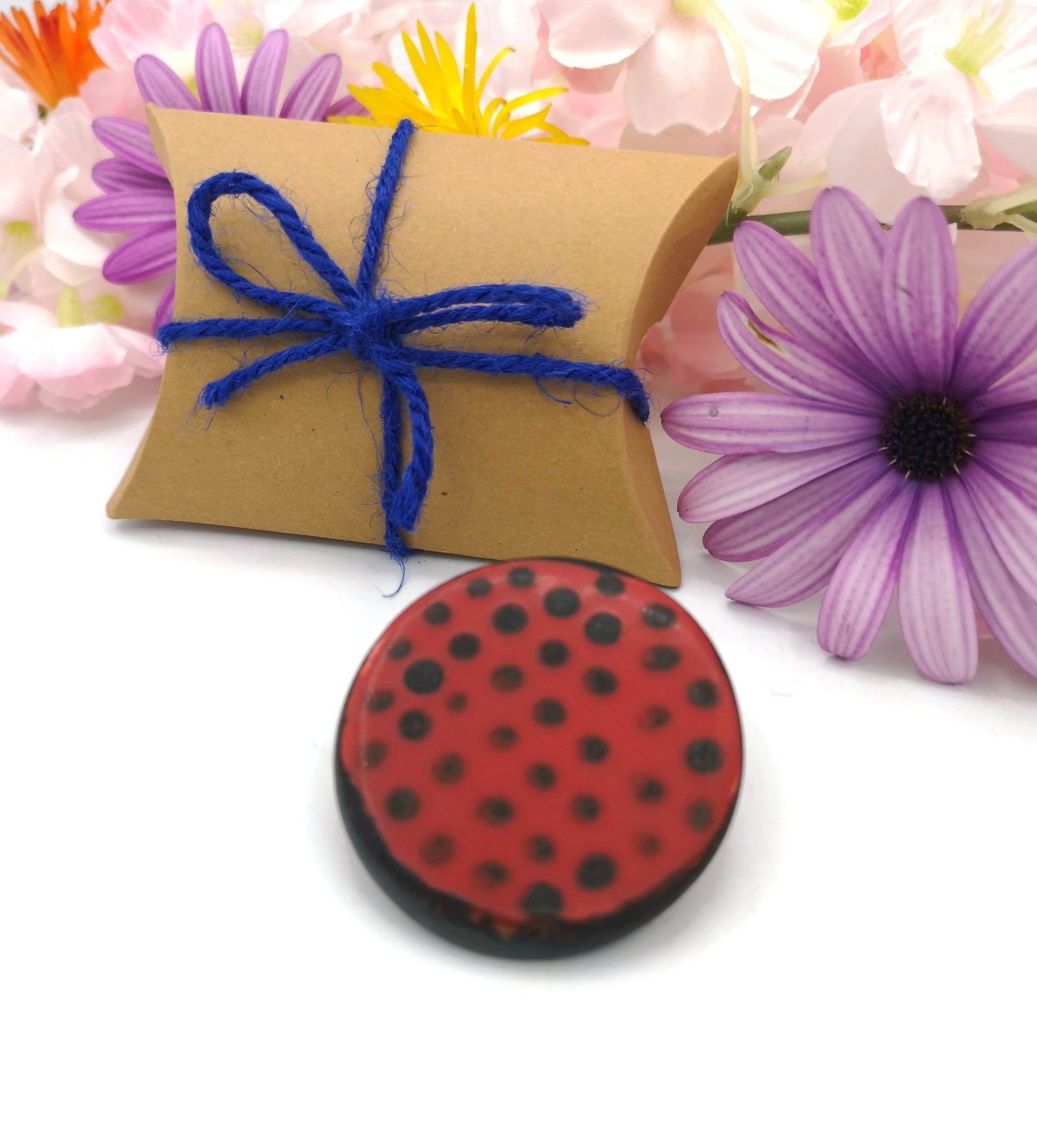 Red & Black Handmade Ceramic Brooch Pin For Woman, Round Clay Brooch For Her, Scarf Broach Pin, Jewelry Mothers Day Gift From Daughter - Ceramica Ana Rafael
