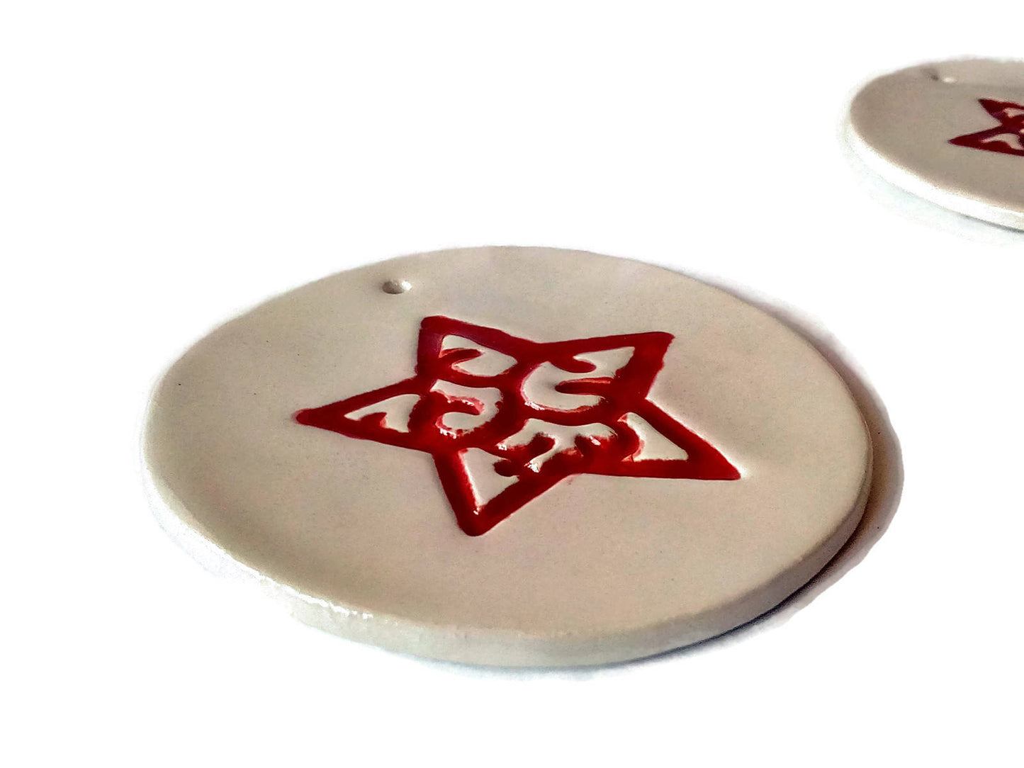 1Pc Red and White Handmade Ceramic Decorative Wall Hanging For Holiday Home Decor, Round Christmas Tree Ornament With Engraved Star - Ceramica Ana Rafael