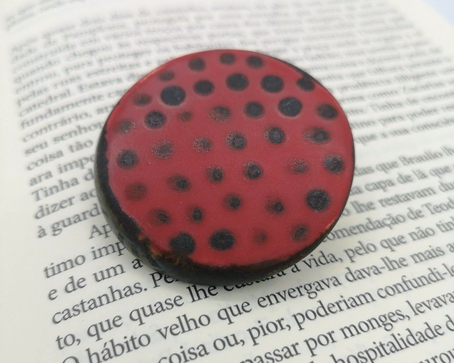 Red & Black Handmade Ceramic Brooch Pin For Woman, Round Clay Brooch For Her, Scarf Broach Pin, Jewelry Mothers Day Gift From Daughter - Ceramica Ana Rafael