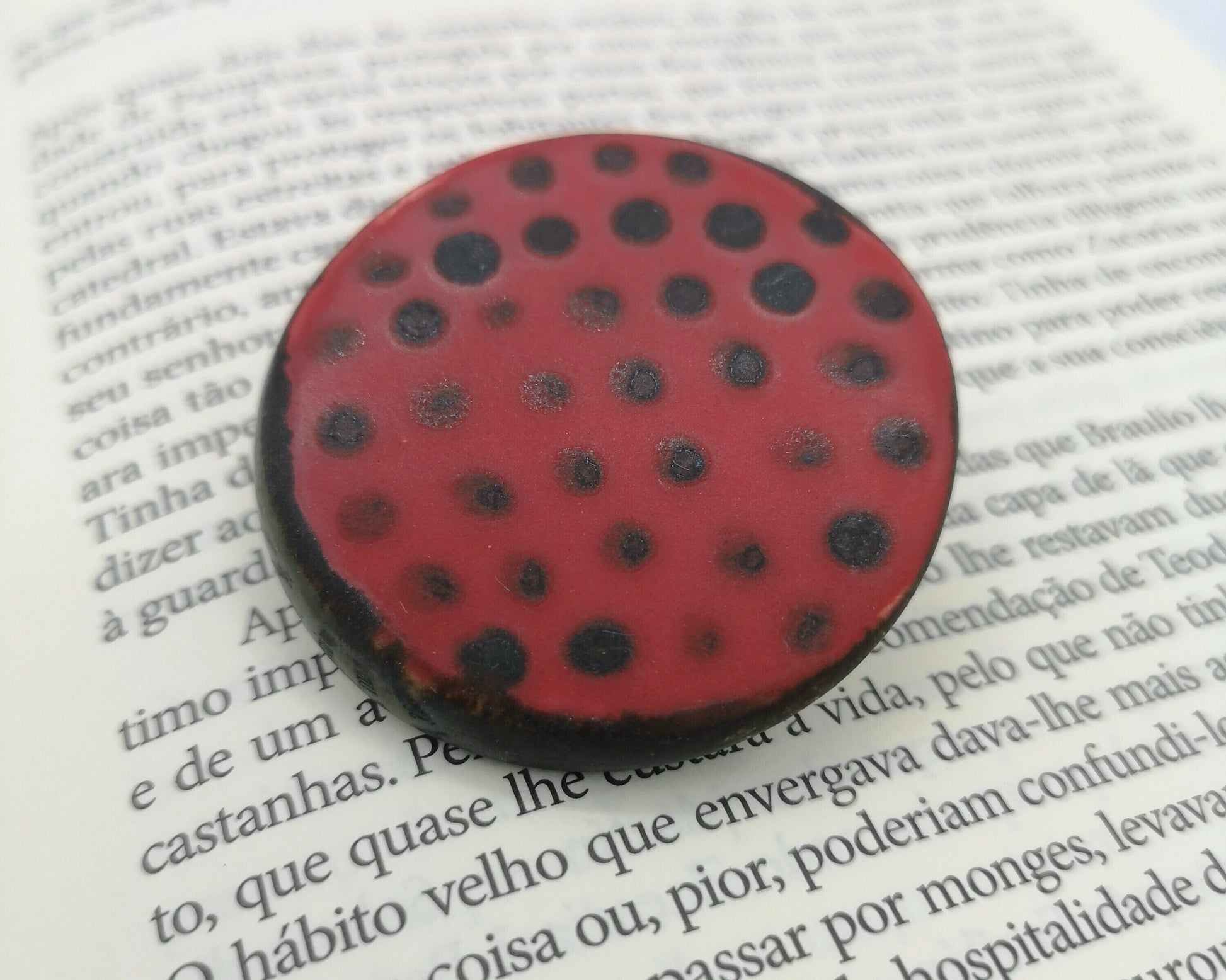 Red & Black Handmade Ceramic Brooch Pin For Woman, Round Clay Brooch For Her, Scarf Broach Pin, Jewelry Mothers Day Gift From Daughter - Ceramica Ana Rafael