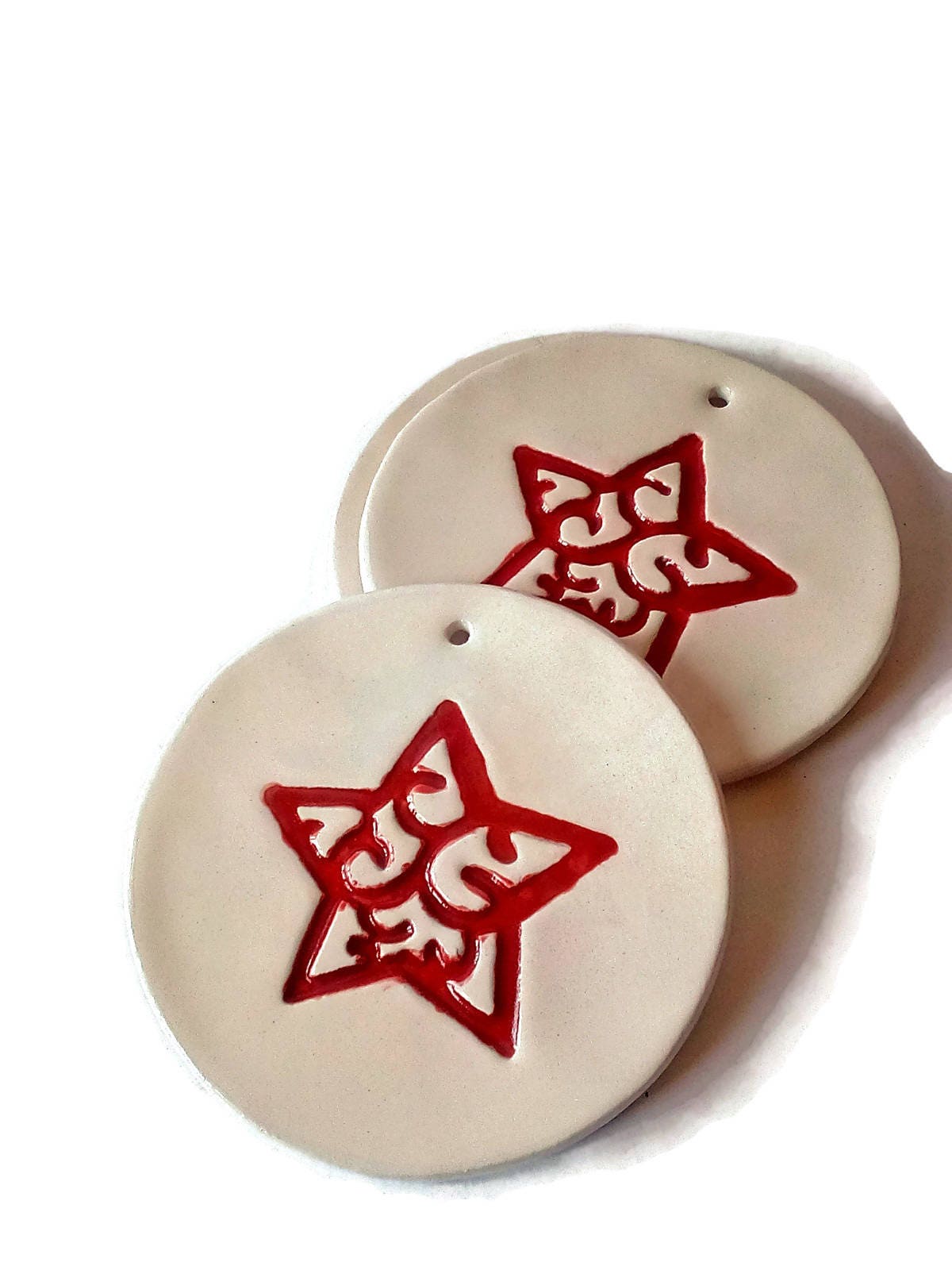 1Pc Red and White Handmade Ceramic Decorative Wall Hanging For Holiday Home Decor, Round Christmas Tree Ornament With Engraved Star - Ceramica Ana Rafael