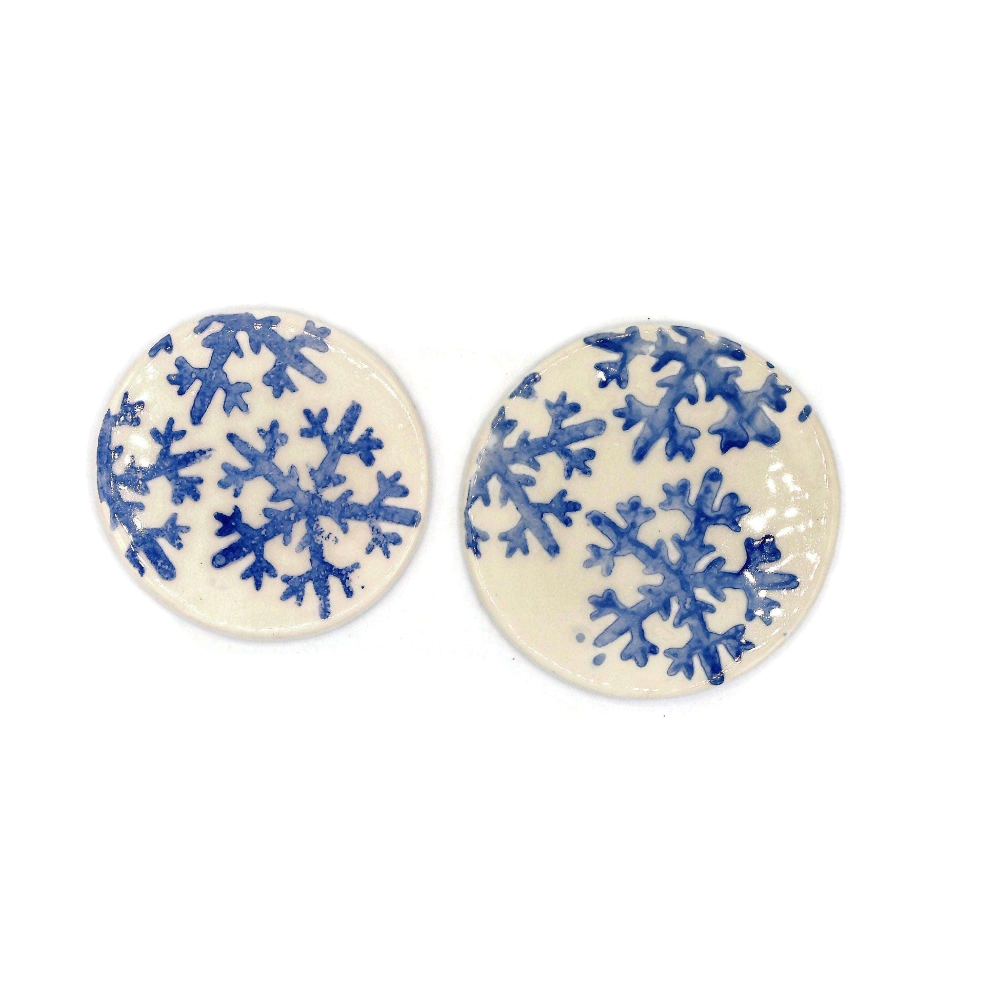 1Pc Handmade Ceramic Coaster Round with Hand-Painted Blue Snowflakes and Cork Backing - Durable and Stylish Christmas Home Decor Accessory