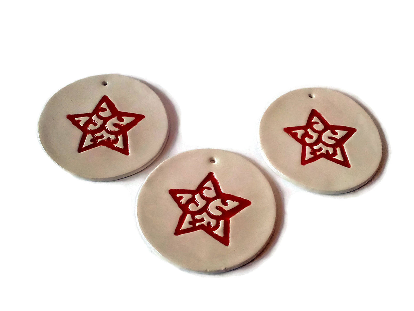 1Pc Red and White Handmade Ceramic Decorative Wall Hanging For Holiday Home Decor, Round Christmas Tree Ornament With Engraved Star - Ceramica Ana Rafael