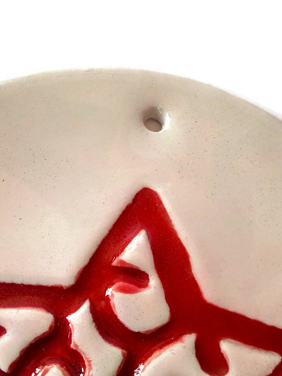 1Pc Red and White Handmade Ceramic Decorative Wall Hanging For Holiday Home Decor, Round Christmas Tree Ornament With Engraved Star - Ceramica Ana Rafael