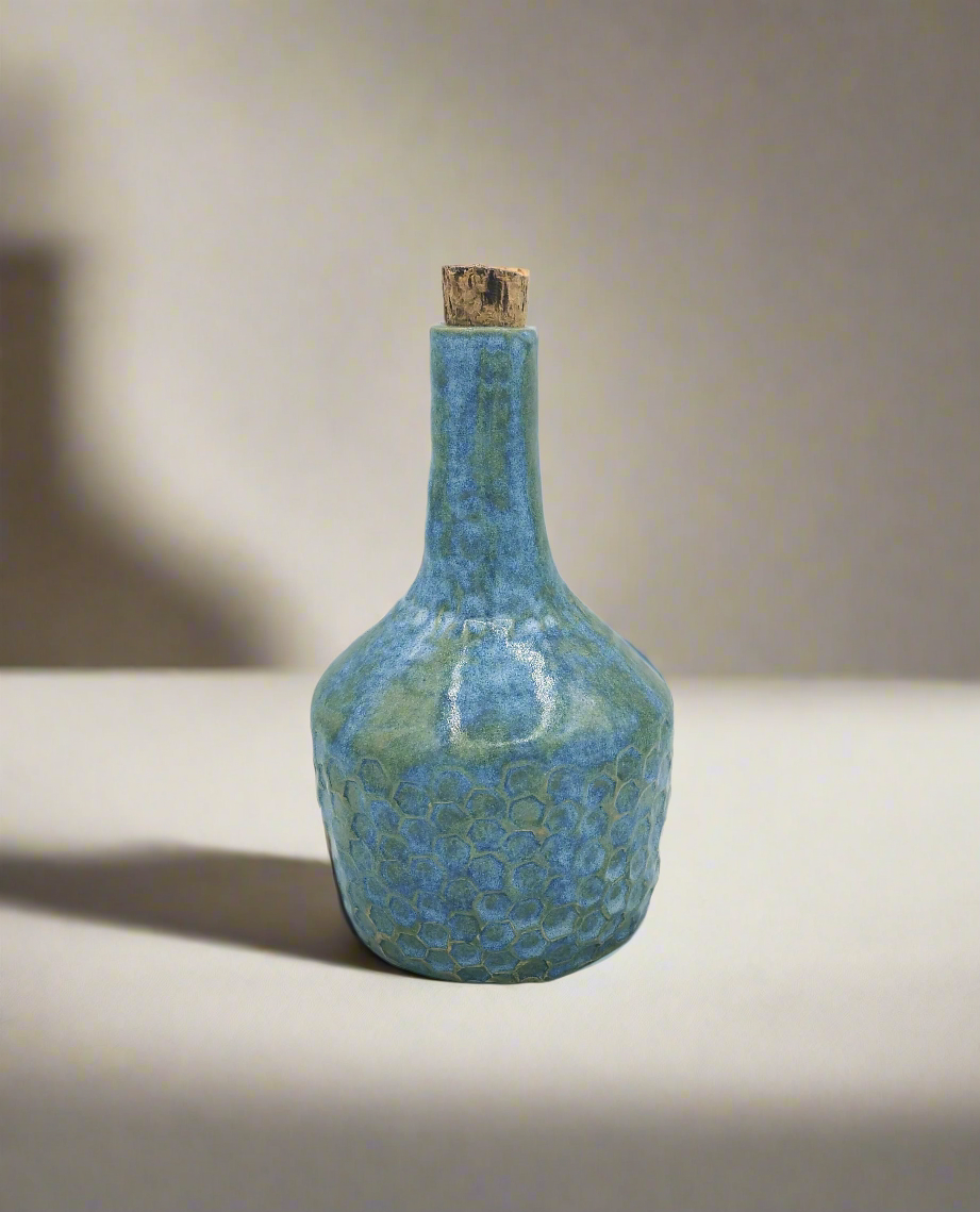 Blaue handgefertigte Keramikflasche mit dekorativem Naturkorkenverschluss, skulpturale Vase mit Wabenstruktur für rustikale Wohndekoration