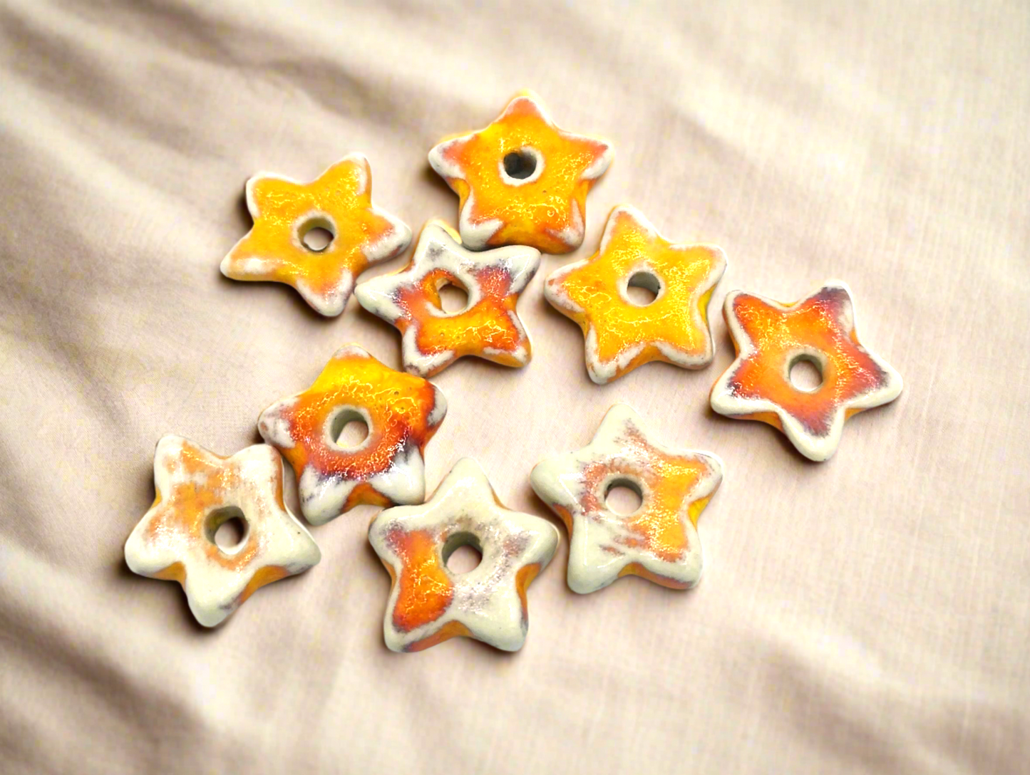 TINY STAR BEADS, 9 piezas de cuentas de macramé de cerámica hechas a mano, mini encantos de estrellas, cuentas artesanales para la fabricación de joyas, cuentas espaciadoras, cuentas de arcilla únicas
