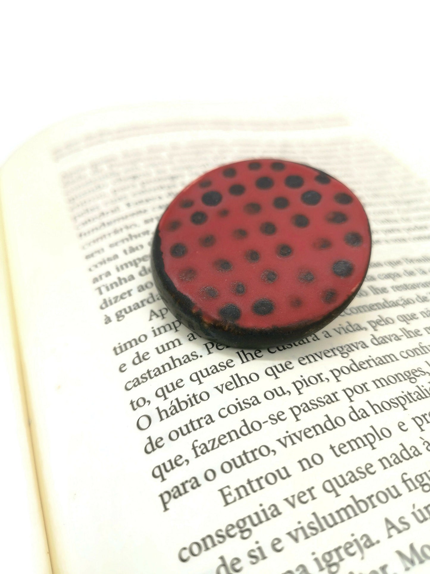 Red & Black Handmade Ceramic Brooch Pin For Woman, Round Clay Brooch For Her, Scarf Broach Pin, Jewelry Mothers Day Gift From Daughter - Ceramica Ana Rafael
