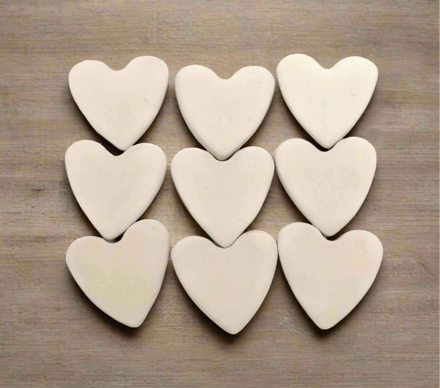 Conjunto de 9 azulejos de bisque de cerámica hechos a mano en forma de corazón, artículos más vendidos, azulejos de mosaico de favores de boda, corazón pequeño sin pintar listo para pintar