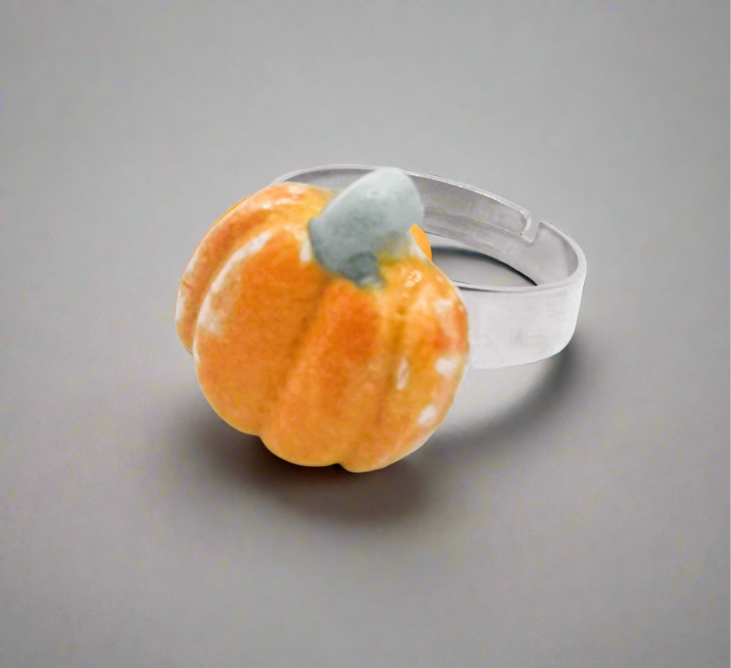 Anillo de declaración de calabaza naranja de cerámica hecho a mano para mujeres, anillo ajustable de acero inoxidable para Halloween, regalos de otoño de porcelana para ella