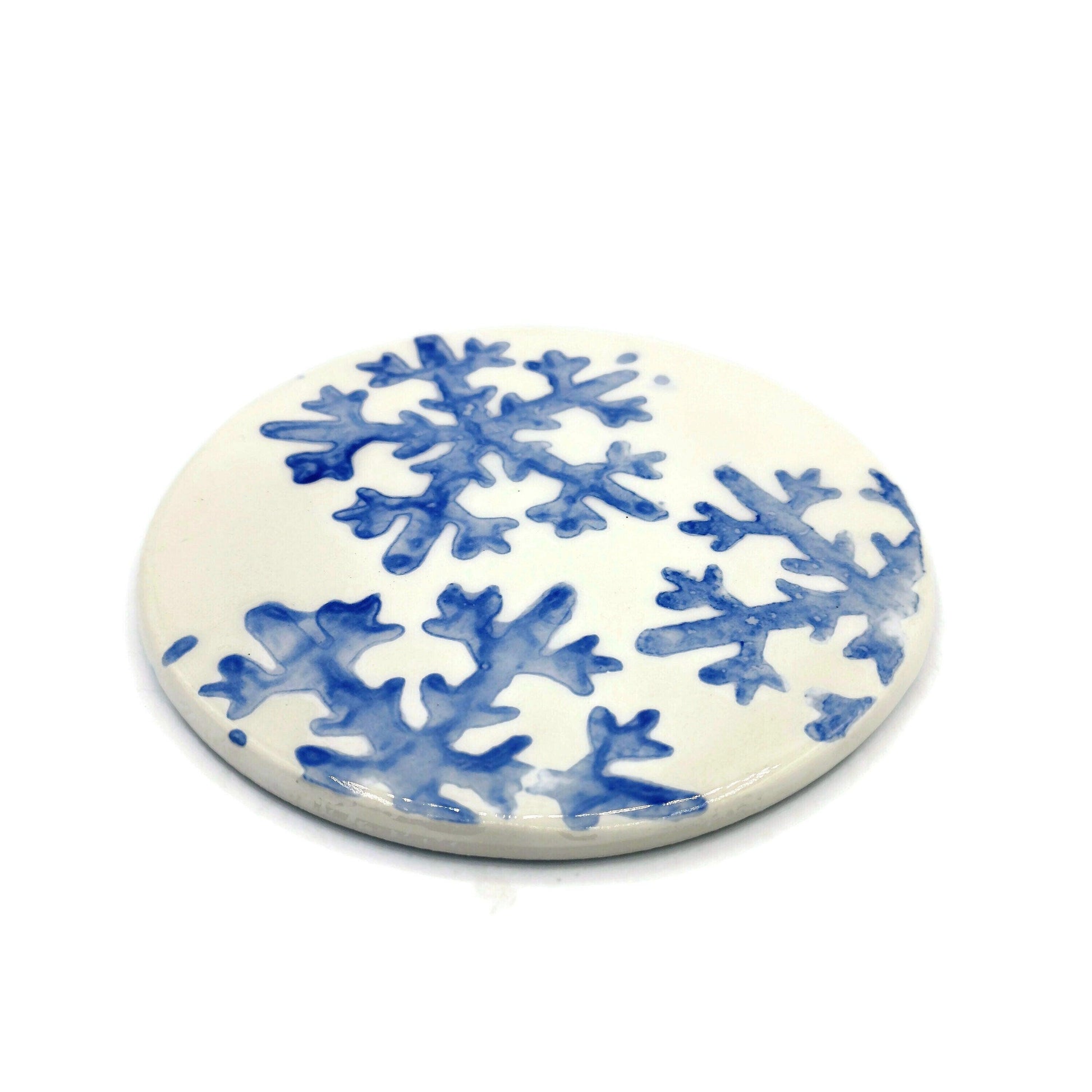 1Pc Handmade Ceramic Coaster Round with Hand-Painted Blue Snowflakes and Cork Backing - Durable and Stylish Christmas Home Decor Accessory - Ceramica Ana Rafael