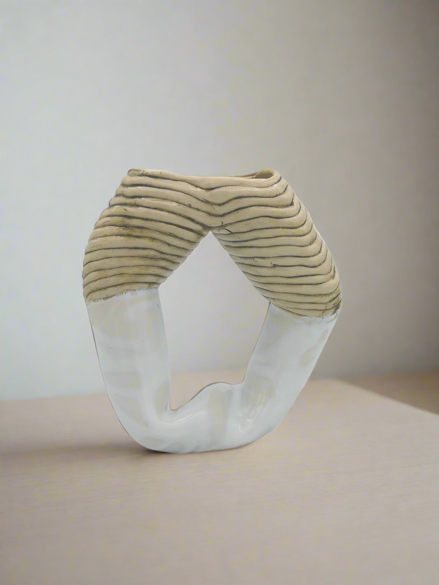 Jarrón moderno de mediados de siglo, escultura hueca de cerámica hecha a mano, arte contemporáneo, forma orgánica de cerámica portuguesa beige y blanca texturizada