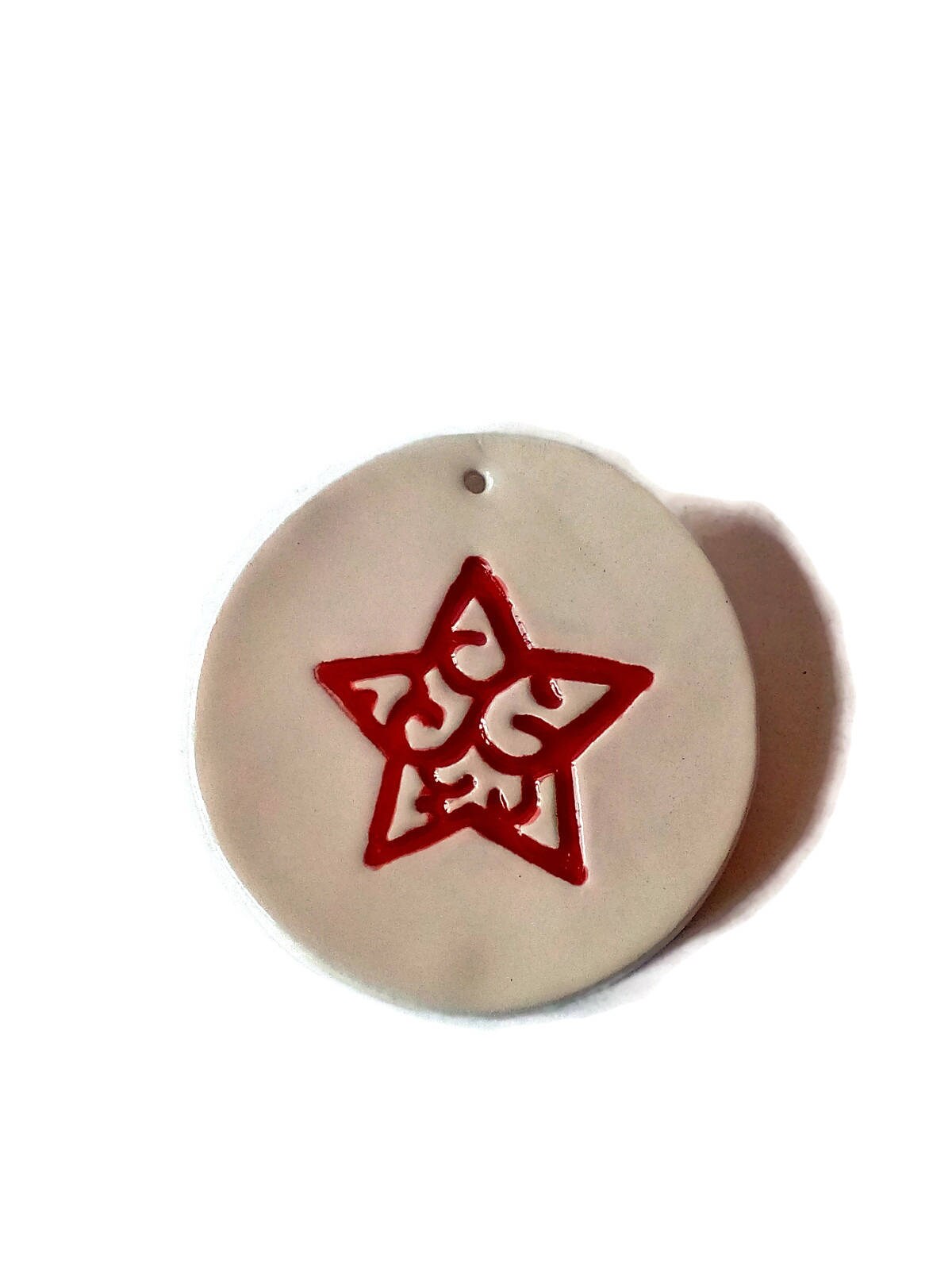 1Pc Red and White Handmade Ceramic Decorative Wall Hanging For Holiday Home Decor, Round Christmas Tree Ornament With Engraved Star - Ceramica Ana Rafael