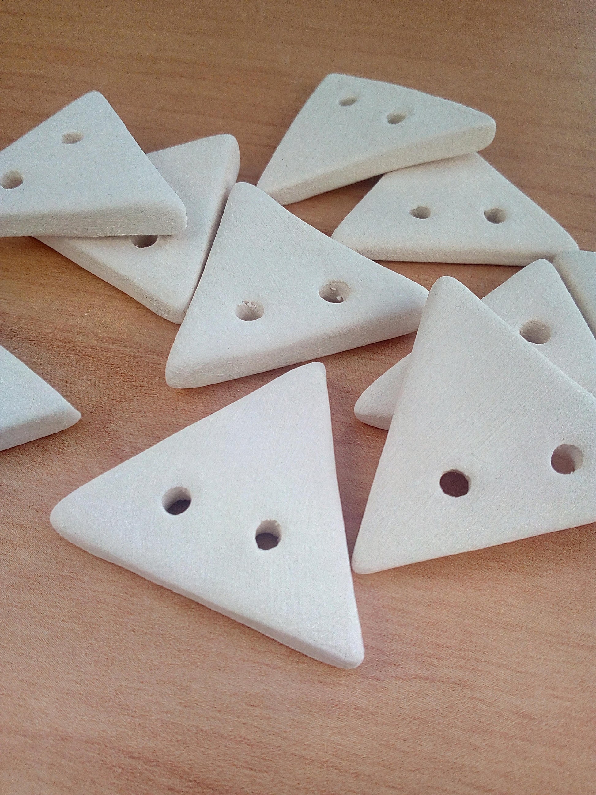 BLANK BUTTONS, TRIANGLE Sewing Buttons For Jewery Making, Set Of 10 Unpainted Ceramic Bisque Ready To Paint, Novelty Buttons, Flat Buttons - Ceramica Ana Rafael
