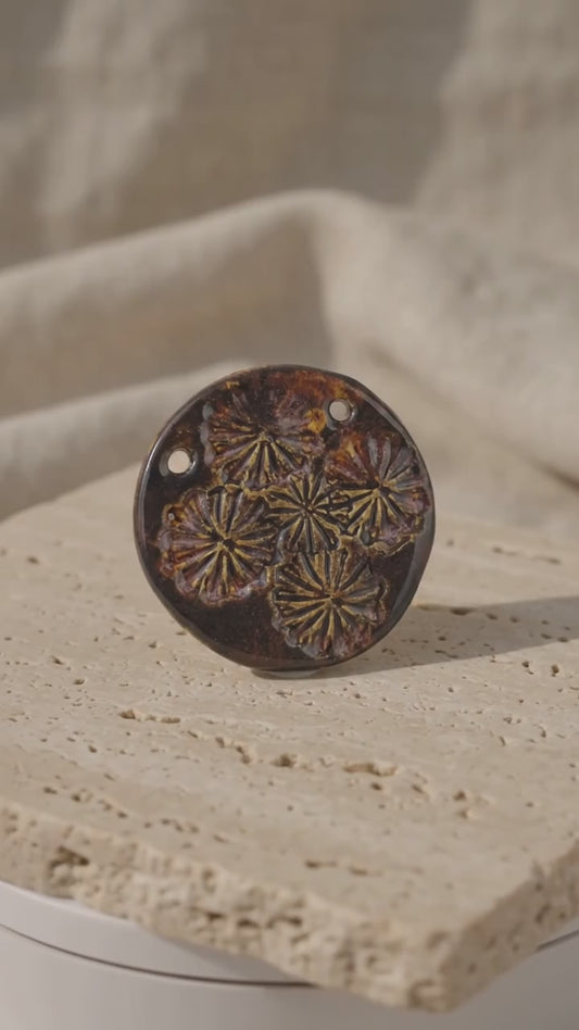 Grandes encantos de flores para la fabricación de joyas, colgante único de collar de cerámica hecho a mano con diseño de amapola, 2 agujeros lindo encanto de arcilla artesanal ecléctico