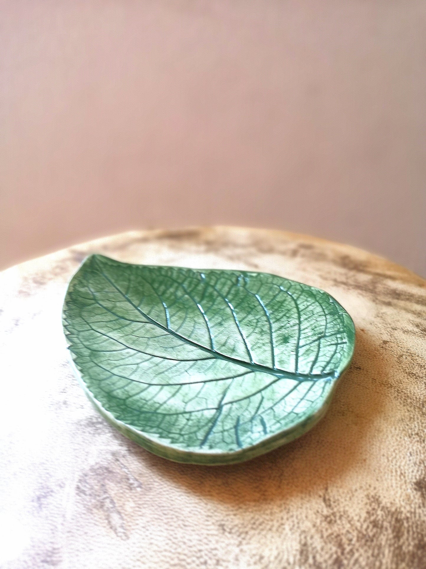 Plato de hoja prensada verde de cerámica hecho a mano, plato de soporte de anillo de boda, regalo de mamá de planta para ella, jabonera para mujeres